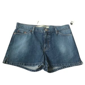 GAP women’s medium to light wash jean shorts size 6